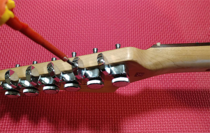 Clavijas con bloqueo marca Fender y ajuste de tensión